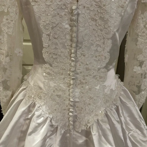 Alfred Angelo  Lace Vintage Bridal Gown - Picture 15 of 16